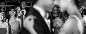 Foto de novios bailando el dia de su boda